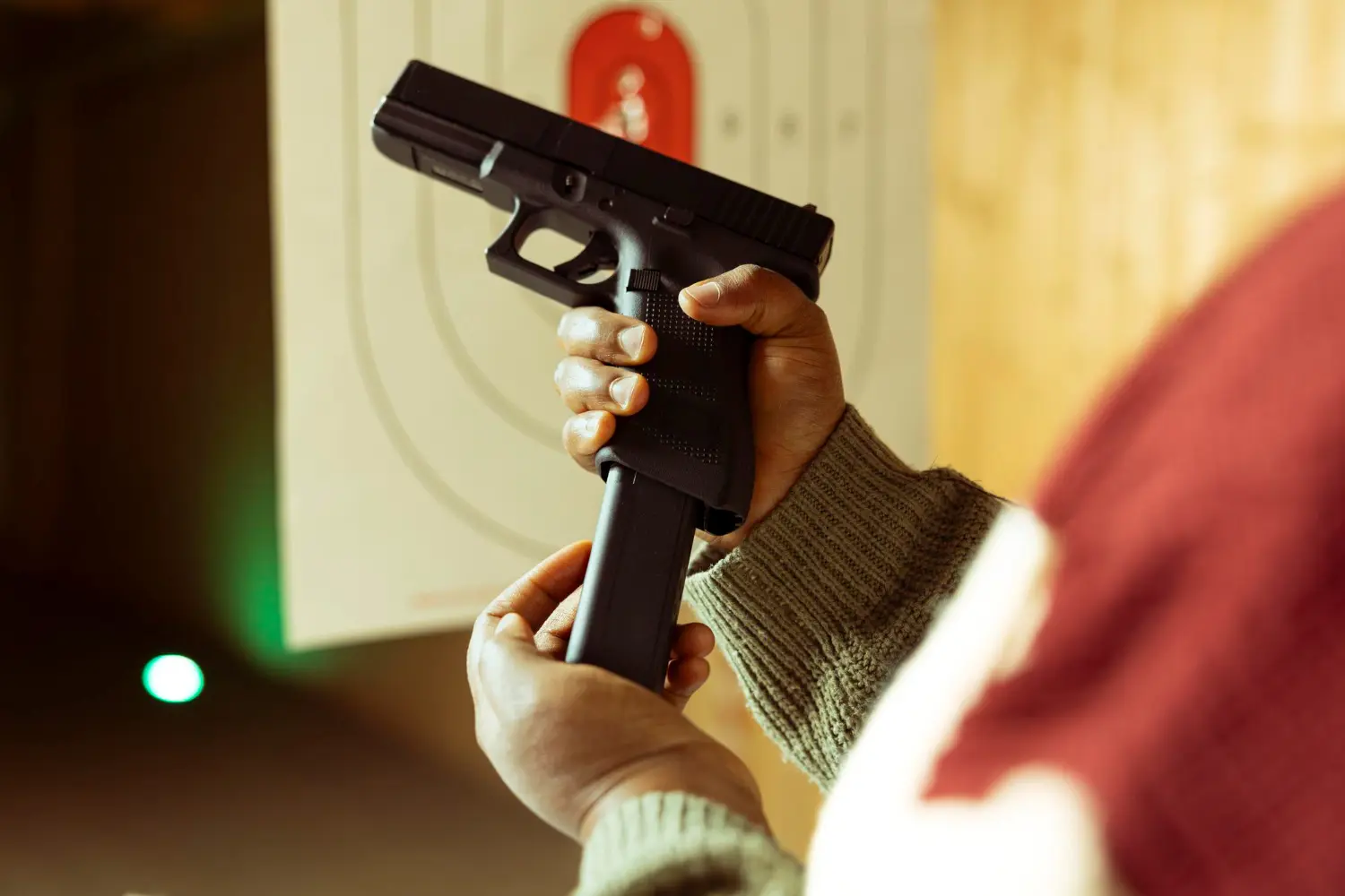 Descubra o Peso Real da Glock 380 e Como Isso Afeta seu Desempenho no Dia a Dia 1 Pistola 380 pente
